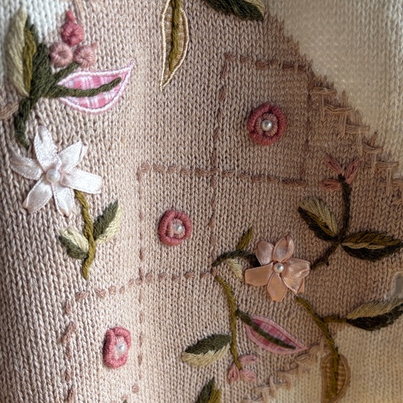 Floral Embroidered Knit Vest - Picture 6 of 10